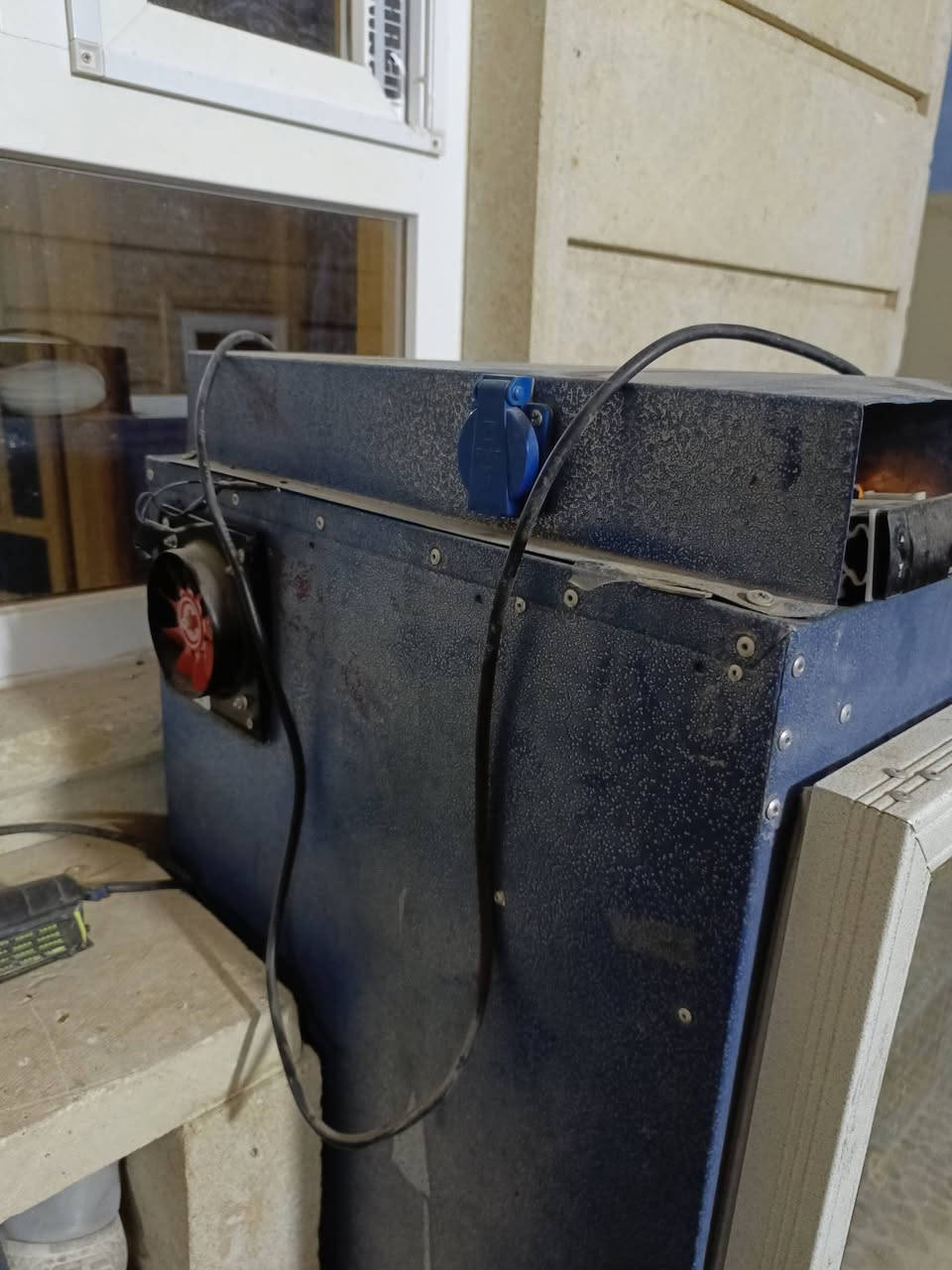 مفقص كامل هو وغراضه. للبيع. 500 الف موقع. برطله 
***********
