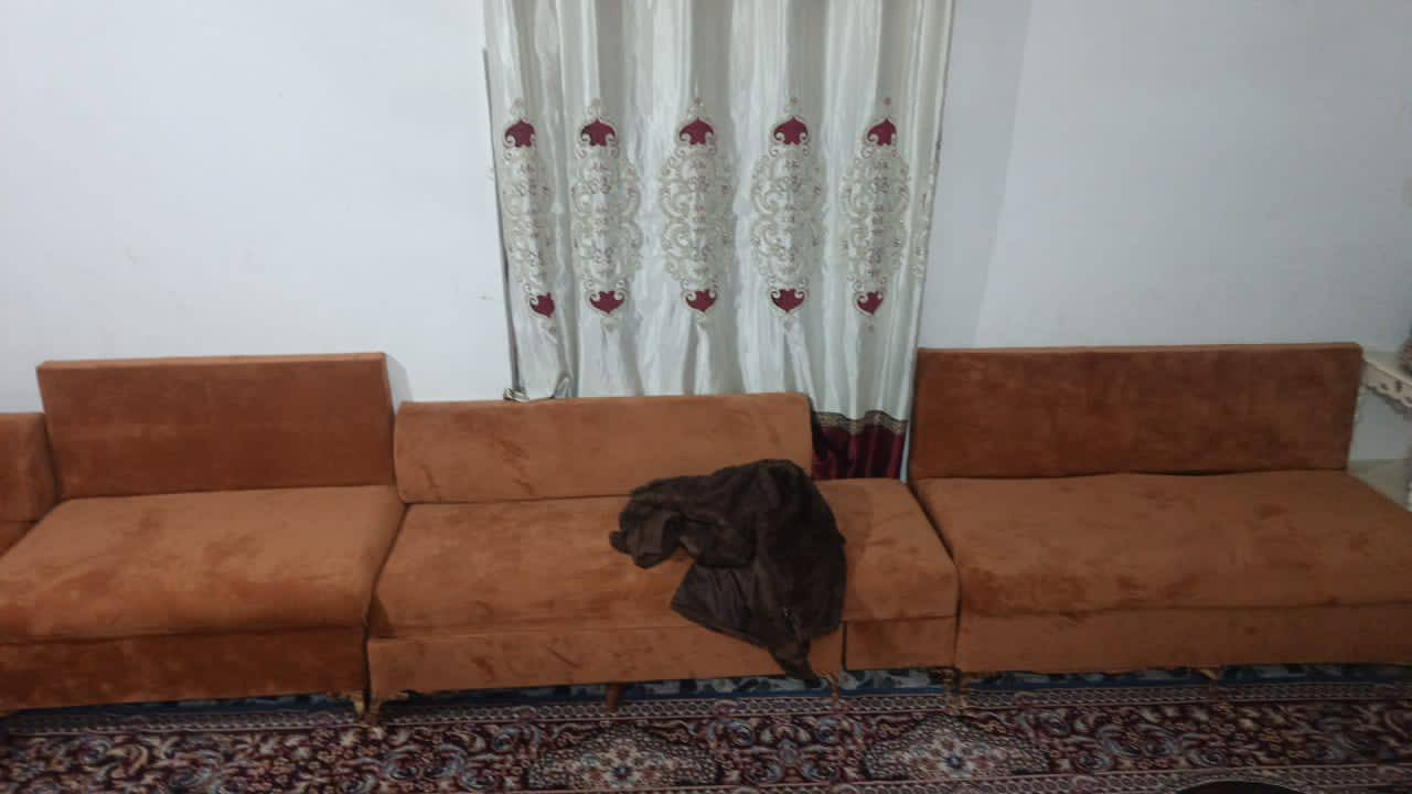 سلام عليكم  تخم لبيع العدد ثنين الوحد 10 مقعد السعر ٣٥٠ وثاني 250 وياهن ميز بلازما ***********
