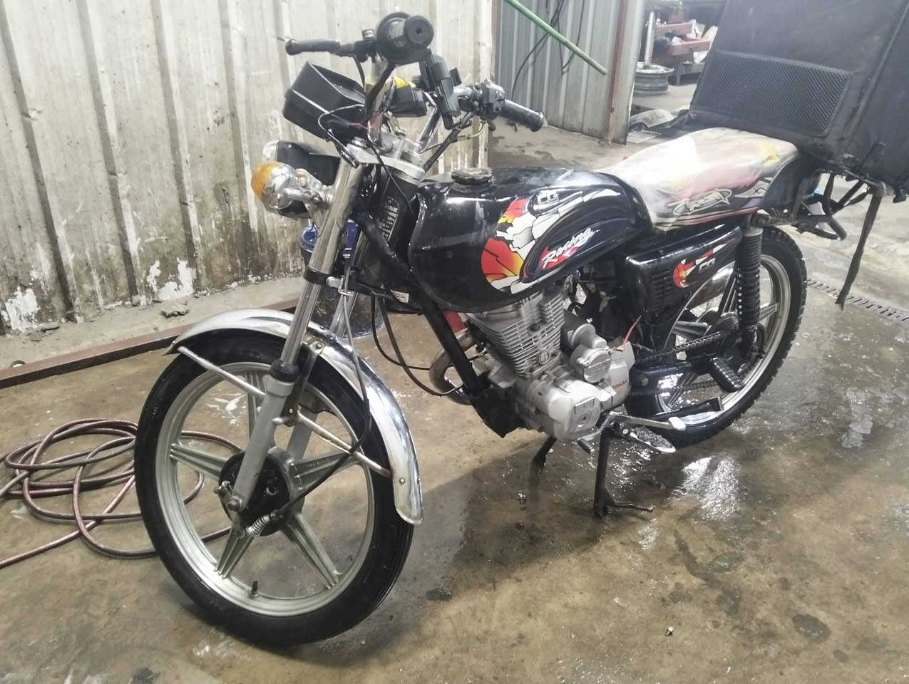 سلام عليكم اخوتي 
دراجه للبيع
الدراجه مكفوله كفاله عامه عامه
والمكينه اخت الزيرو
السعر 450
المكان البياع
رقم ***********
