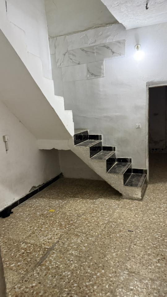 السلام عليكم بيت ىالمساحة 50 م للايجار يحتوي على غرفة صغيرة ومطبخ وحولي درج في منطقه زراعي شهداء البياع خلف سوق رضى للاستفسار ***********
