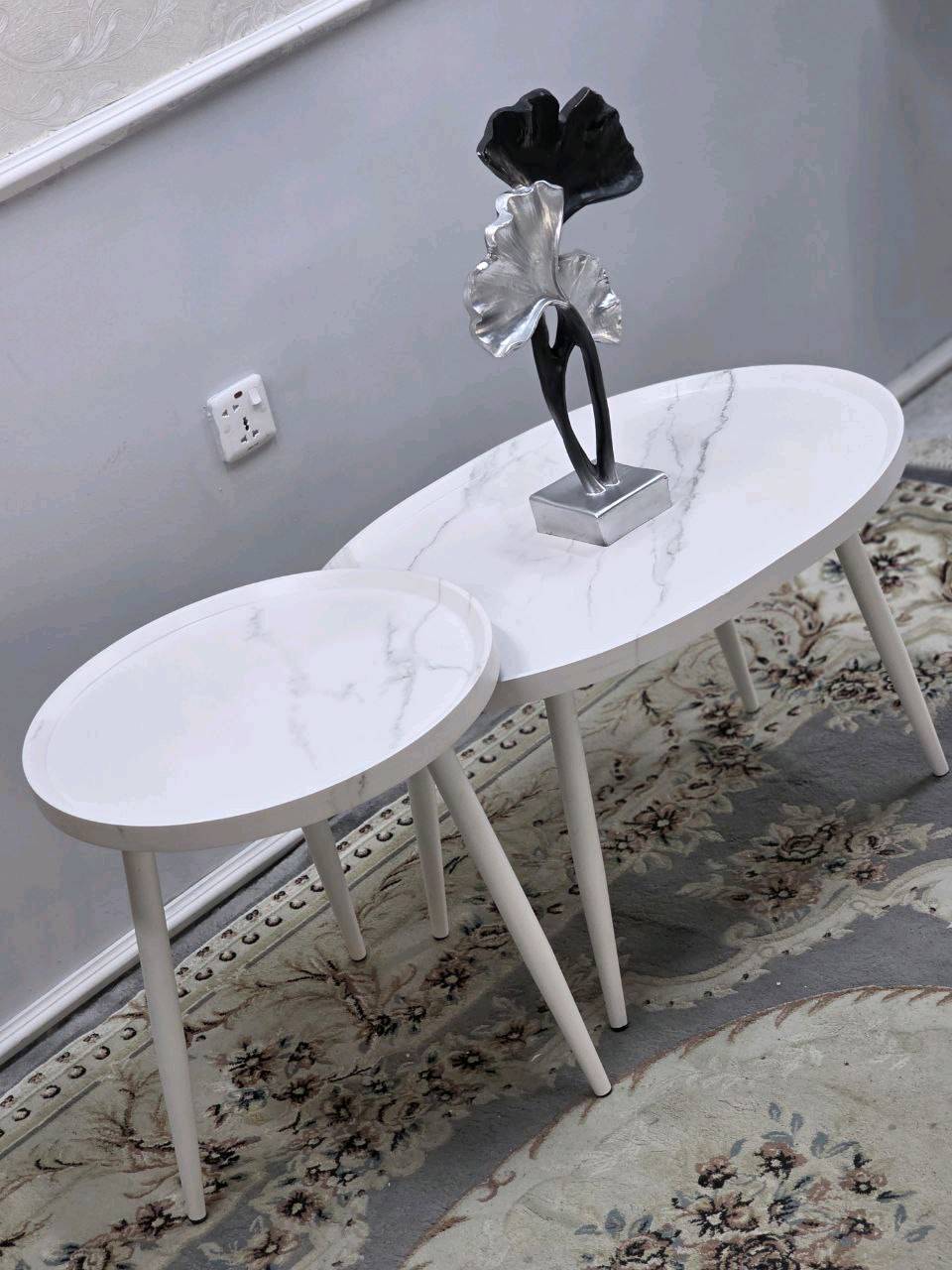 طقم طاولات جانبية مودرن وعصرية، بتصميم أنيق يجمع بين الخشب والمعدن، مما يضفي لمسة جمالية على أي مكان توضع فيه. تتوفر بألوان متعددة لتتناسب مع جميع الديكورات الداخلية. الطاولات متينة وسهلة التركيب، مثالية للاستخدام في غرف المعيشة أو كطاولات قهوة. يضاف للأسطوانة قطعة ديكور معدنية مميزة لتكتمل روعة التصميم.