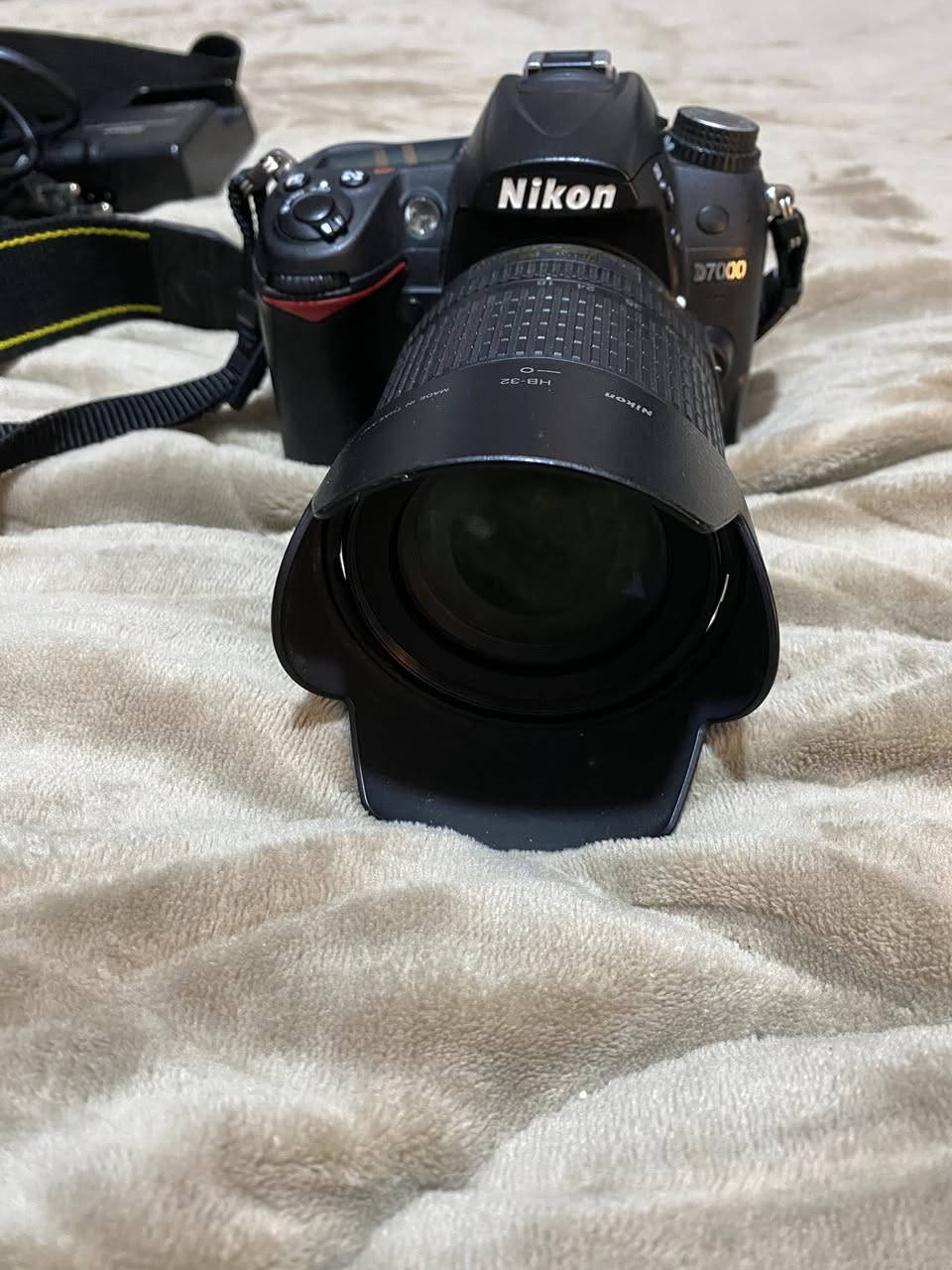 كامرة نيكون D7000 للبيع 
كامرة استخدام شخصي وقليل جداً مستخدمة 
نظافة 100‎%‎
***********
