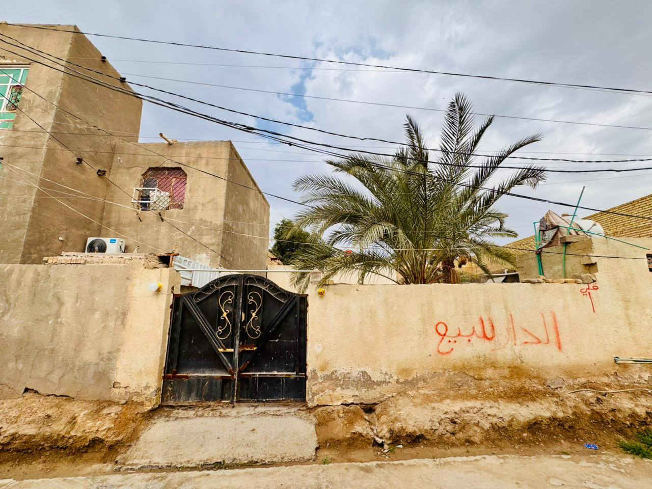 السلام عليكم بيت للبيع مساحتة 325م طابو صرف مامسحوب عليه اسكان
( بناء قديم ) فقط الديوانيه بناء حديث
غرف عدد 3
 مطبخ 
ومخزن 
البيت ع شارع صب كامل خدمات 
المكان : حي الروضة قرب مولد عقيل زرير  
للاستفسار : ***********
***********
