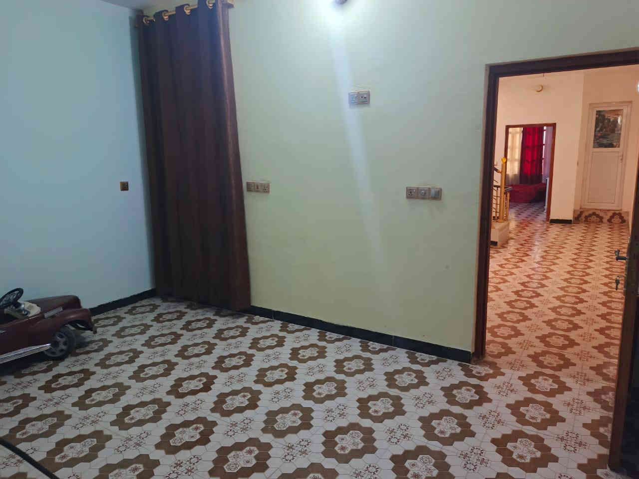 سلام عليكم بيت ١٠٠متر حي النداء منطقة ٥٩طابقين كامل مكمل بناء جديد طابوك وصب كونكريت يحتوي البيت على الطابق الاول استقبال ومطبخ وصاله وغرفه وحمامات داخل وخارج
والطابق الثاني غرفتين وصاله وحمامات وسطحين البيت حلو وجديد مال جناي موقع البيت قريب على شارع ١٥ وثالث بيت عن الساحه الجبير مال المدرسة الصينيه السعر ١٢٥وبيه مجال 
***********
