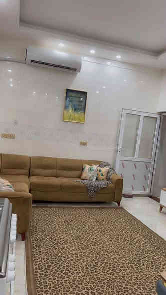 📜 طابو زراعي – موقع راقٍ وشارع حيوي
📏 المساحة الكلية: 1000 م²
🏠 مساحة البناء: 336 م²

✨ مواصفات البيت:

3 غرف نوم

هول واسع

ديوانية 5×8

مطبخ حديث تركي بطول 7 أمتار

سقوف سحب لكافة البيت

صحيات داخلية وخارجية

منظومة كاميرات مراقبة

بردات

البيت كامل وجاهز للسكن ويباع مع الأثاث

🔹 موقع ركن على الشارع مباشرة
🔹 البيت مناسب للسكن الراقي أو الاستثمار

📞 للاستفسار:
*********** 
📍 مكتب المتميزين
