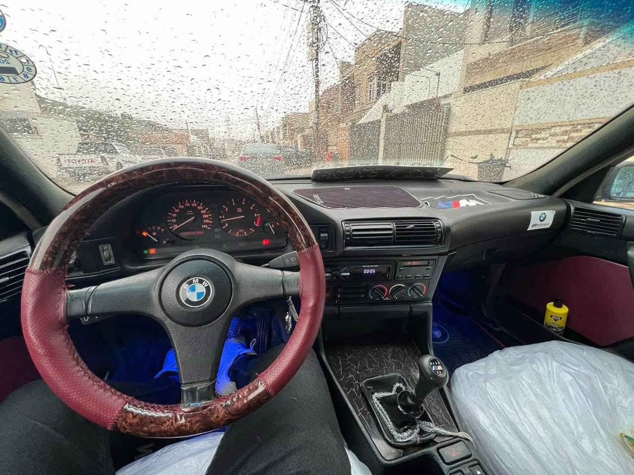 BMW//E34//1991//528iگيرعادى 
گيرومه كينه و اكسلى به شه رت
فول فولى گيرعاديه سلايده 
سه نه وى و هه زه ى نويه به ناوى خومانه 
جوارتايه و ويل نوى له ژيره 
سه ياره كه له قوه تى خويى بيزاره 
*********** أربيل, العراق
