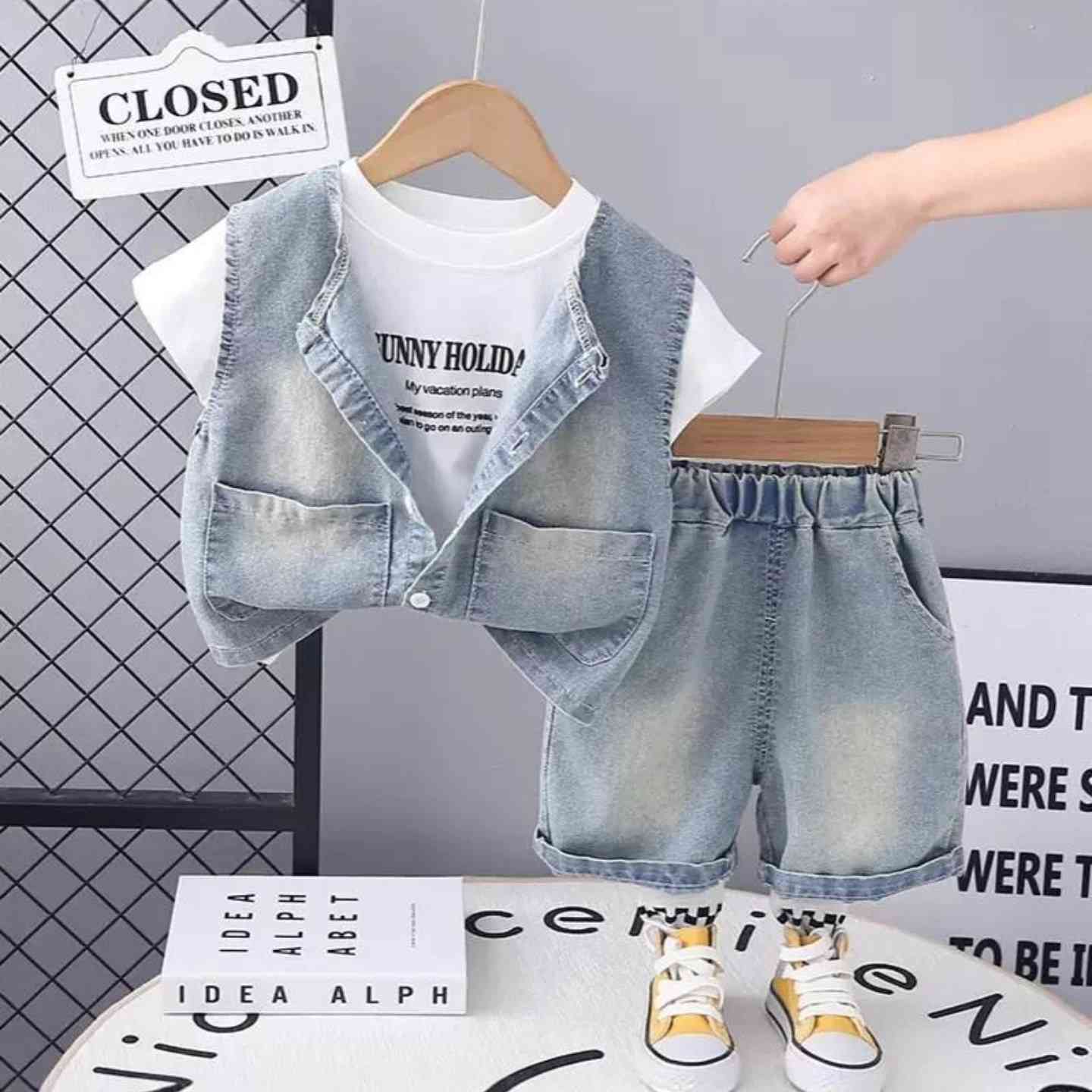 #طقم جينز ولادي 
متكون من 3 قطع 
قياساته من سنه ونص الى 7 سنه ✨


**إذا كنت صاحب هذا الإعلان وتريد حذفه لأي سبب، رجاءا أرسل رسالة إلى الدعم الفني**