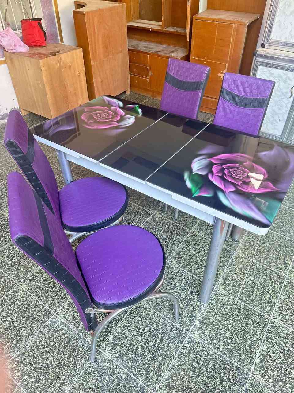 كونفيره كنز الباكستاني اخت الجديد مستخدمه شي قليل 
ميز طعام يتكبر ويصغر ويا 4 كراسي اخو الجديد 
الشراي يتصل ...***********...بيع او مراوس +اشتري
