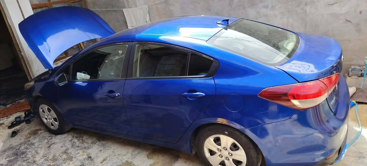 كيه فورتي موديل ٢٠١٧ سياره داخله للعراق كلين بس بالعراق شبر صبغ صار بالباب سايق سونار موجود اربعه أصابع بارد بجنطه سياره جديده رقم أربيل شرط وكاله أو تحويل مكان بعقوبه سياره ادامه كامله عليها ماذب ربع دينار عليها ***********
