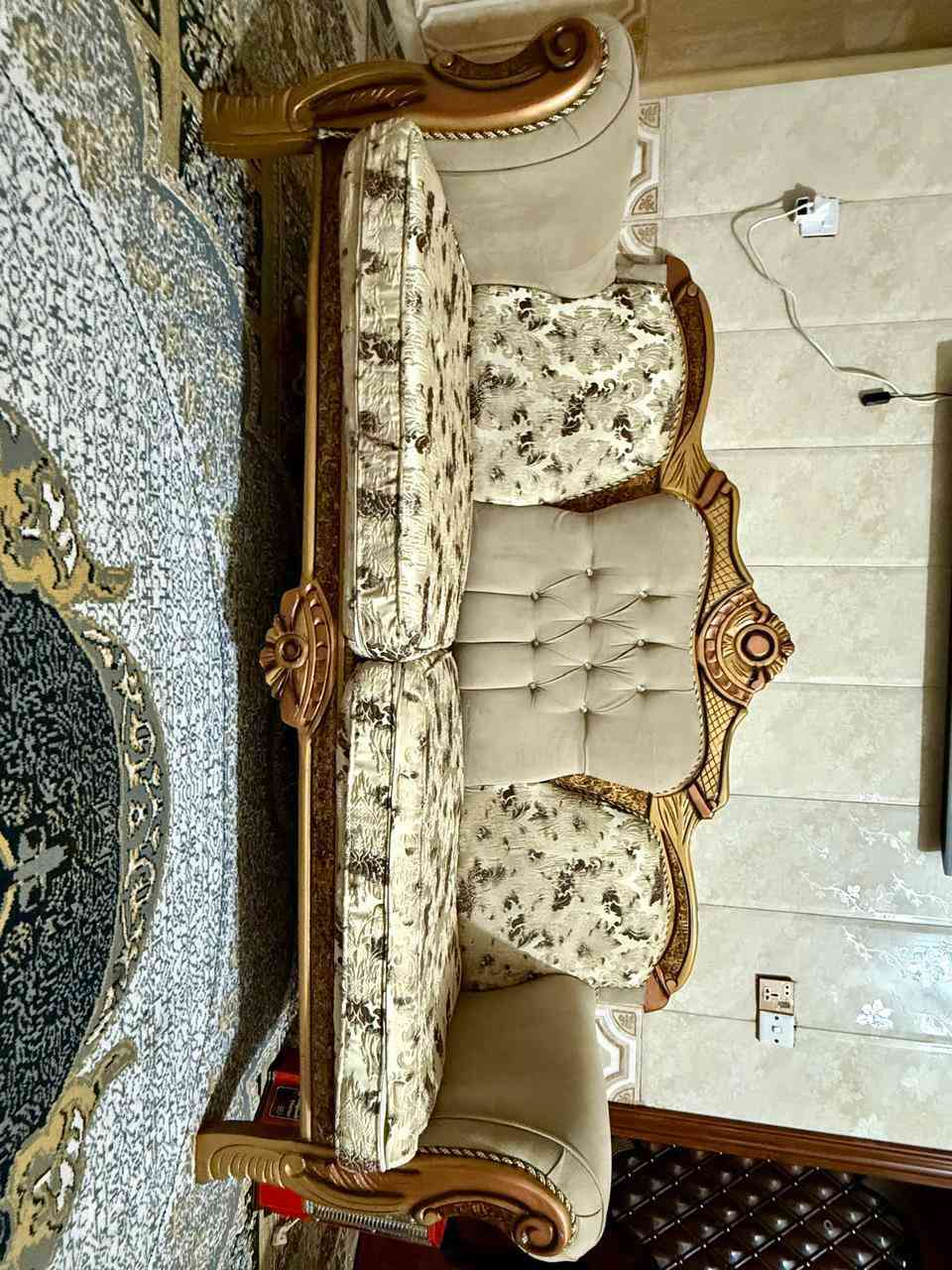 السلام عليكم تخم قنفات 2 و 4 كراسي سعره 325 وبي مجال بسيط للاستفسار ***********
