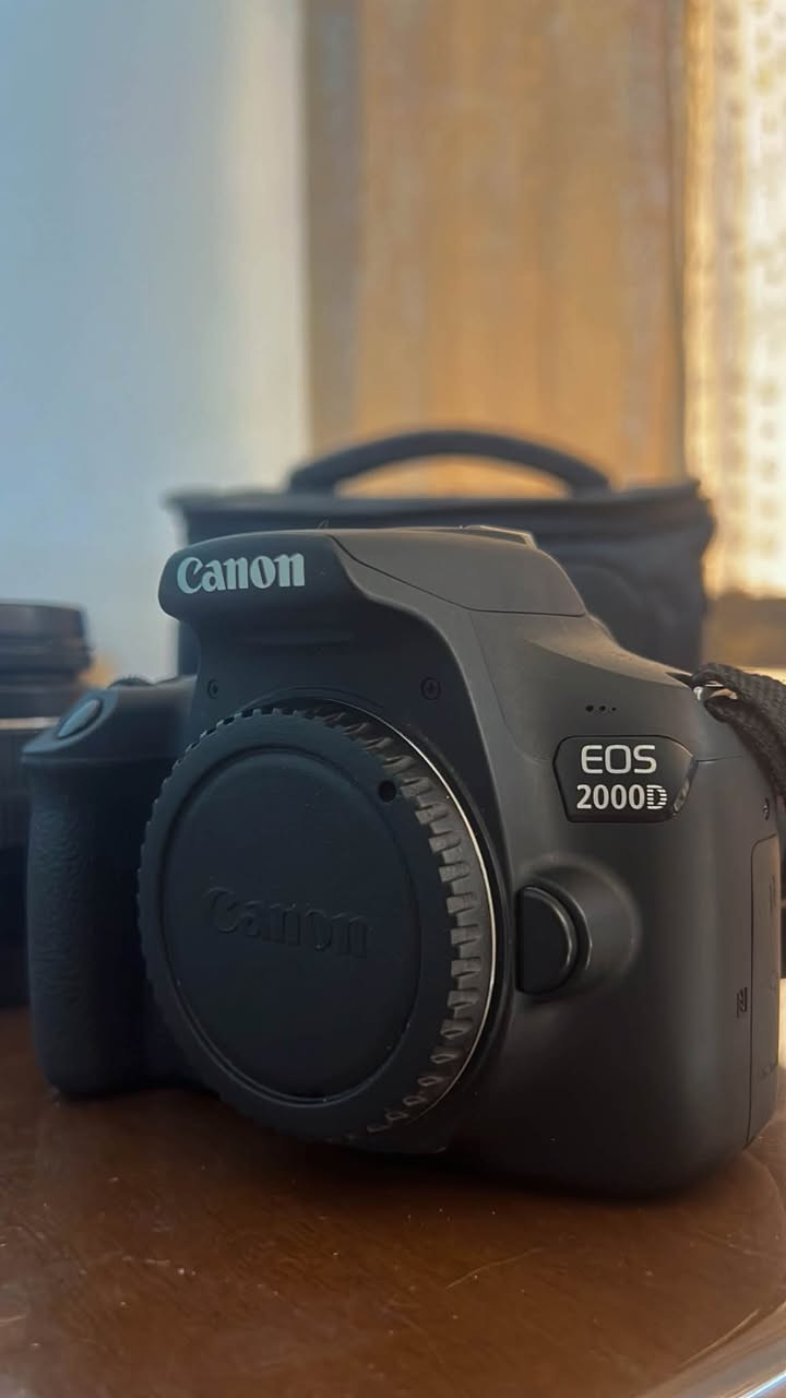 Canon EOS 2000D
السلام عليكم للبيع فقط كاميرا كانون EOS 2000D اخت الجديده استعمال قليل جداً 

​ تدعم Wi-Fi و NFC (لنقل الصور للهاتف مباشرة

​العدسة الأصلية.. Canon EF-S 18-55mm f/3.5-5

تصويرها يخبل الفيديو دقة عالية جداً

​الملحقات المرفقة (كما في الصورة):

​البطارية الأصلية.

​الشاحن الأصلي.

​حزام الرقبة (Canon EOS).

​غطاء العدسة وغطاء جسم الكاميرا

اي شخط مابيها السعر 350 الف وبيها مجال مكاني بغداد العامرية 

*********** متواجد على النت 🤍
