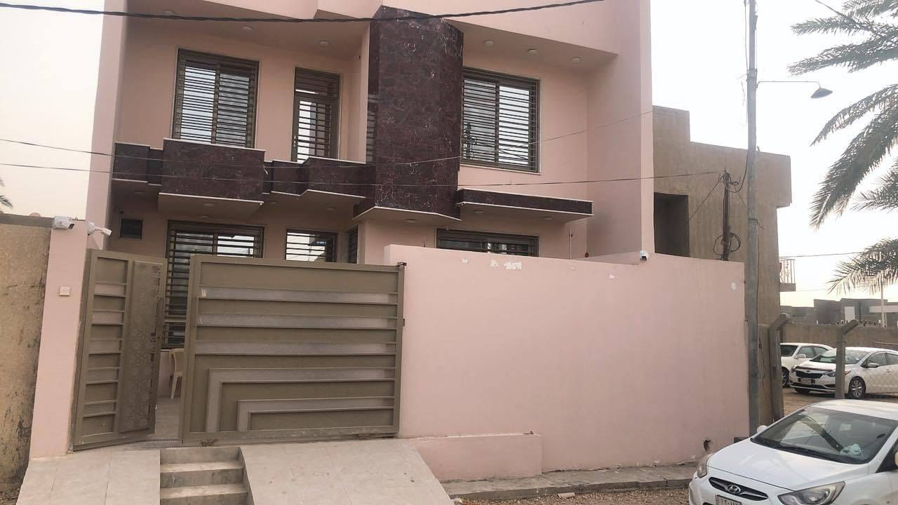 🏡
#من_اجمل_المناطق_السكنيه_الهادئة
 للبيــــــــــع حـــديــــث فـٓــــي حــي الضبــــاط ثــــانـــي بيــــت ع شــــارع 80
_________________
المساحــة // 220م #طـــــابـــــو #صــــرف
الواجهـــــــــة // 10م
النــــــــــــــزال //22م
_________________
🧱#الطابــــــــــــــق #الأرضـــــــــــــي
غـــــرفتيــــــن وصالــــــــــة وهـــــــــــول ومطبـــــــخ  ومجـمــــــــع صحــــــيات داخليــــة وخـــــارجيــــة وكـــراج وطــــارمــــة وحـــديقـــــة ...
🧱#الطابــــــــــــــق #الثانــــــــــــــــي
ثـــــلاث غـــــرف ومجمـــــع صحيــــات متكــــامـــل وهـــــــــول #والطـــــــــابق #الثــــــالــــث بيتونــــــة وسطحيــــن  ...  
_____________💲
السعــــر وبــــاقــــي التفــــاصيـــل ع الاتصــــال
_____________💲 

(***********
