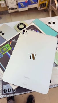 ايباد 11برو M4 ذاكره 256 وكاله فول مواصفات زلغ مابي بطاريه100% داخل ال...