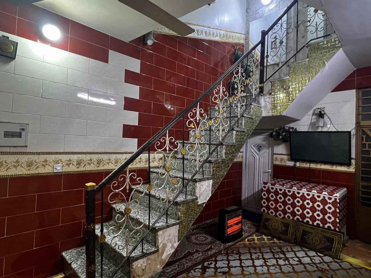 نصف قطعة مربعةعلى ساحة حديثة للبيع قطاع ٥١ قرب عريبة عالية عن الشارع متر مساحة ٧٢ واقع حال ٩٠ متر  
الطابق الاول غرفة نوم واستقبال وصالة كبيرة ومنور وحمام داخلي وخارجي 
الطابق الثاني غرفتين نوم وصالة معزولة وحمام للاستفسار ٦
***********
