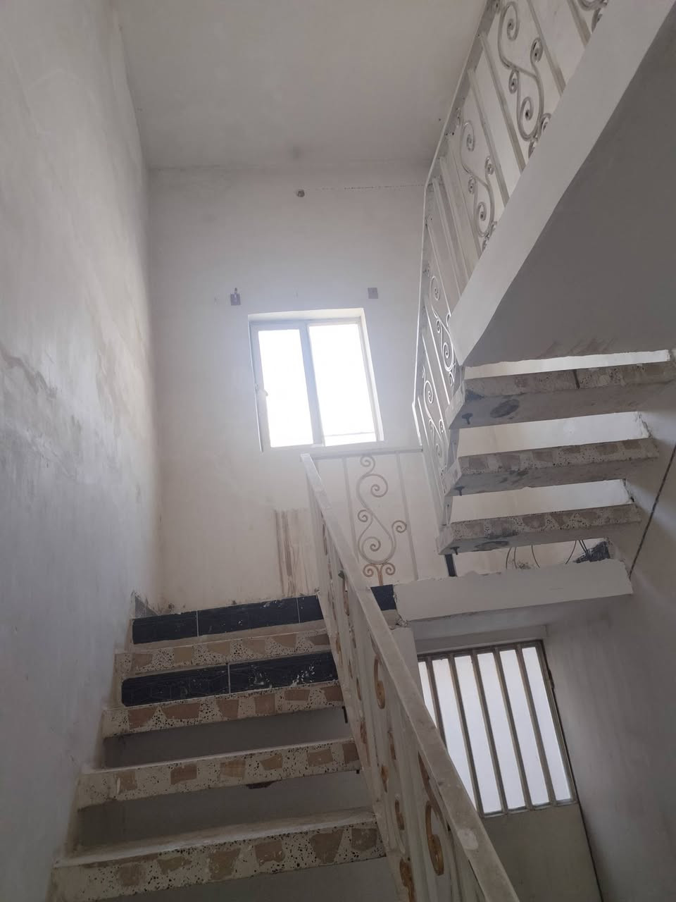 بيت في العزه القديمه قرب الدجيلي مساحة 250 طابق واحد فقط  غرفتين نوم  الاتصال على الرقم *********** مصفر
