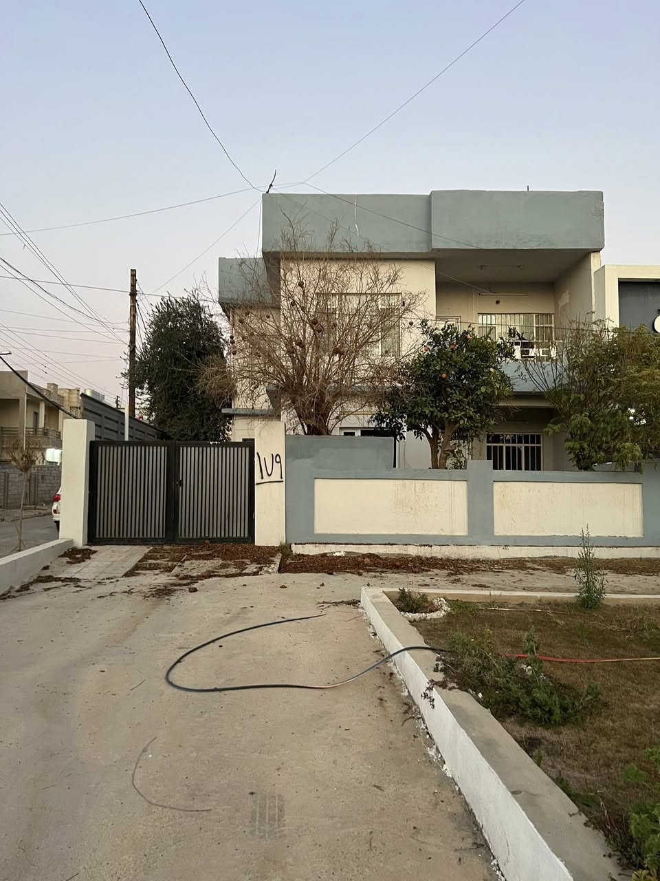 🔴دار للإيجار تجاري فقط مساحة 200 متر ركن الواجهة 10 متر✨
🔴طابقين بناء مرتب 💥

1️⃣الطابق الاول : ثلاثة غرفة نوم + هول + أستقبال + مطبخ + كراج + حديقة + صحيات 🚾

2️⃣الطابق الثاني : ثلاثة غرفة نوم + هول + صحيات 🚾

🔴موقع مميز جدا 💥

🌍الموقع / حي الزراعي (( سايدين لأرينا ماركت )) 🏭

للاستفسار

 ☎️ أسيا ***********

أو

☎️ كورك ***********

🌐عنوان المكتب / الموصل _ حي الزراعي قرب جسر السويس 🔥 
⏮️مع العلاف للعقار استثمارك في آمان 🌟

📌نستقبل عقاراتكم وطلباتكم العقارية .
