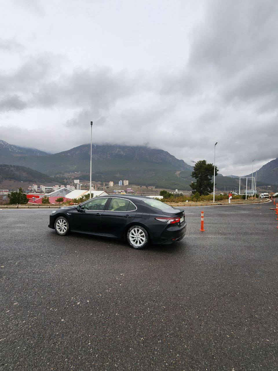 تويوتا كامري LE موديل 2023  اللون اسود (وكالة ساز ) 
صناعة تويوتا اليابان وفق المقايس العراقية 
حساسات خلفية 
تغليف PPF كامل من شركة تويوتا 
تحكم مقود 
نظام وقوف AOTU HOLD 
ABS
شاشة تابلت ..  اندرويد و كار بلي
تبريد قطعتين 
تخم تاير صيفي يوكاهما (وكالة) اضافة للتخم الشتوي الحالي
ماشية 84000 
منها تقريبا 5000 كيلو فقط داخل العراق ، والباقي في تركيا 
من الوكالة الي مباشرتاً
رقم (اربيل) ... موجودة السيارة في بغداد 
هزه جديدة (1.2.2026)
تحويل مباشر 

السعر المطلوب 25300 دولار 
الاتصال على الهاتف ***********
الاتصال وتساب  ..   *********** بغداد, العراق
