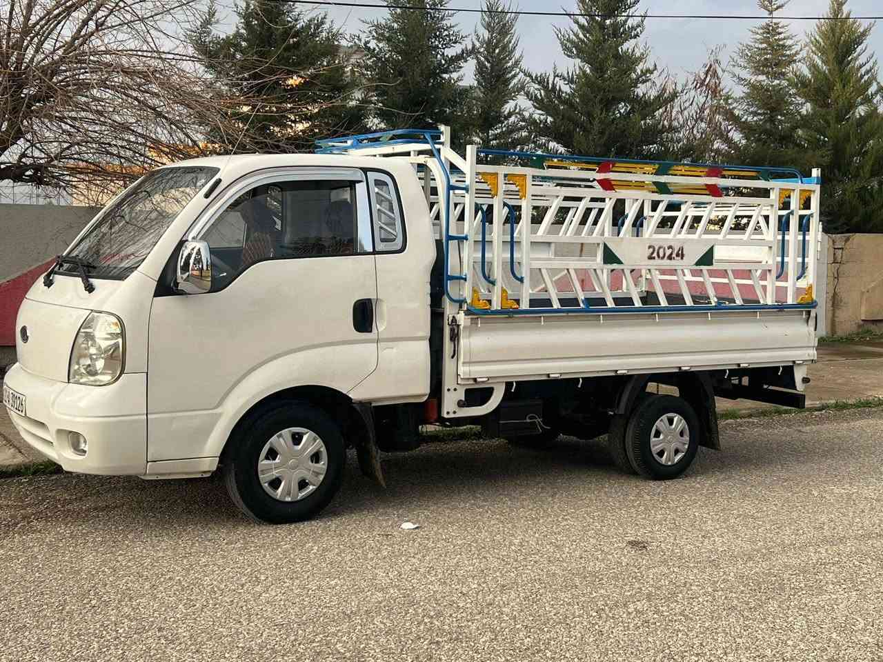 کیا دووتەنی 2700مۆدیل 2010جام کارەبایی گیڕعادی  ڕەقەم سلیمانی سەنەوی هەزەی تازە تا2031 بەناو خۆمەوەیە سەیارەیەکە نمونەیە لەجوانیا گێڕومەکینەوئەکسلی بەشەرت مەکینەی بۆخاری نیە یەک بست بۆیاخی هەیە بێ ناوگرتن دەعمولیدراوی نیە پێشی کەپسەشەنسی وشاحوتی بەشەرت شەش تایەیی تازەی لەژیرە زۆر تندوتۆڵە بی مەسروفە ماڵی کاسپیە سعری 102گڵاو مجال شوێن هەڵەبجەی تازە 
***********
*********** دار بنديهكان, السليمانية
