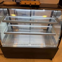 عارضة كيك (استخدام ٥ اشهر فقط) نظيفة جداً رايدهة ب٨٥٠ الف مكاني بغداد-...