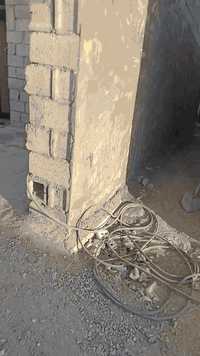 السلام عليكم
كاع مساحته 1000 متر مجاور ماركت القمه 
تحتوي الارض على ثلاث بيوت البيت الاول مساحته 250 م
الثاني 150 والثالث 150 البيوت الي مساحتهن 150 كاملات مابيهن اي نقص 
والبيت المساحته 250 متر بعده هيكل فقط كامل من مجاري ومي وكهرباء نقصه جص وبورك وارضيه 
السعر 190 وبيهن مجال 
الرقم ***********
