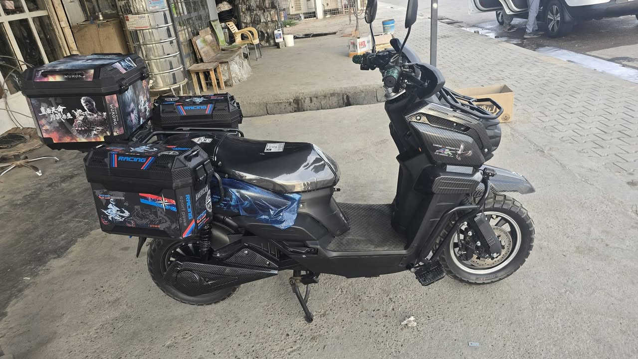 دراجه شحن اباتشي بطاريات مسطره عدد ٦ ملف 2500
تايرات جبلي
امبيثري 
شاحن USB 
ضوء رقم 
ضوء عالي ناصي زنون عدسه
جنط رحاله GS 
واقيات يد 
شاشه اعطال

الدراجه ب اكملها كاربون فايبر 
الاستفسار تواصل خاص او واتساب ***********
مكاني فلوجه صقلاويه
