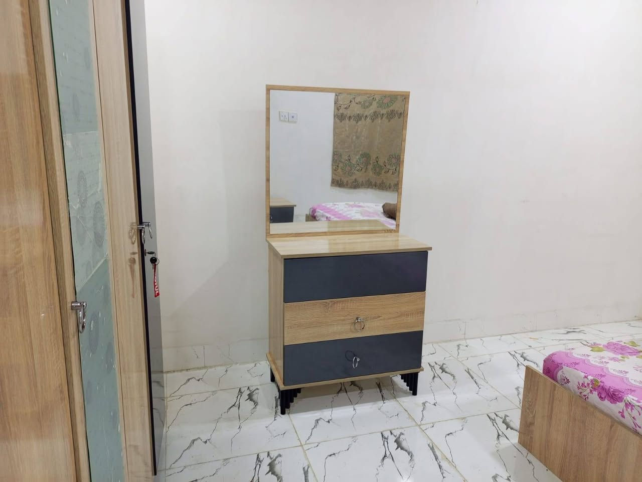 غرفه نوم للبيع خمس قطع ***********
