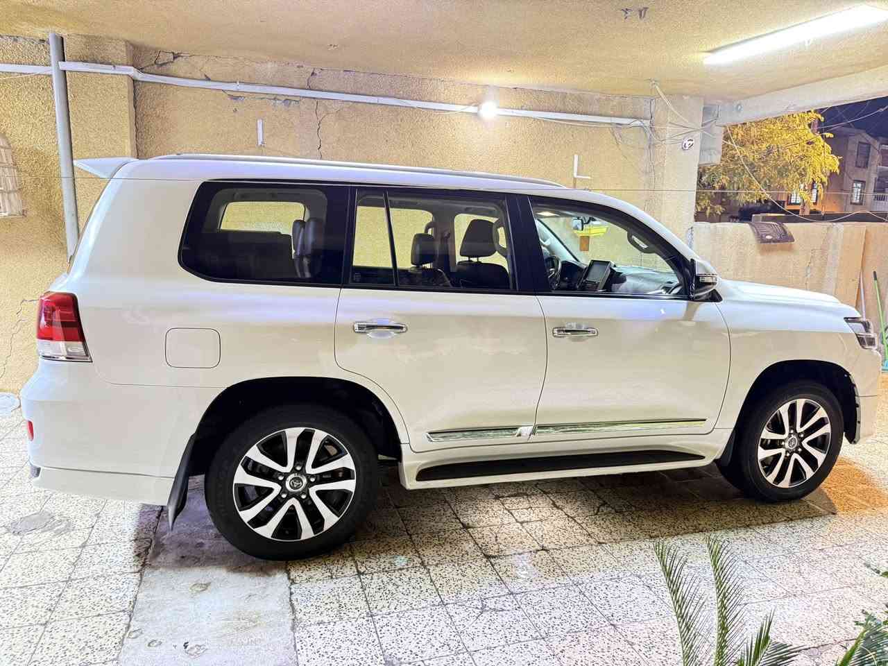 السلام عليكم للبيع لاندكروز 2019 نضيفه جداً ماشيه 135 حقيقي السياره 8 سلندر 4600السعر5شدات ونص يعني 55 الف دولار للاستفسار ***********  مكان السياره بغداد الدوره  الصور السونار مرفوقه
