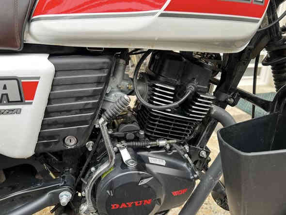 دراجة دايوان جبلي نفخ 26A
موديل 2023 نازلة من المعرض (موتور مول) زيرو بتاريخ 2025/10/5
يعني صار شهرين من ماخذيها من المعرض 
رقم بغداد ومستلم سنوية عظم عاج احدث اصدار لكن بعدها بأسم المعرض ممحولها بأسمي وحتى لوحات معدنية بعدني ممستلم لان الدراجة بعدها جديدة واللوحات كاملة بمرور الحسينية 
المسافة الماشيتها الدراجة الفين كيلو و300 يعني الدراجة بعدها زيرو زيرو مكفولة كفالة عامة
ودراجة بيها اضافات  اول مااشتريتها اشتريتهن: 
 صندوق رياضي وليس دلفري
شاحنة وماسك تلفون اصلي شحن وايرليس وكيبل 
وبدلتها اول مااشتريتها خليت سنجيل ذهبي ابو الربل مال بطح لان يكون اقوى ومقاوم جداً مع العلم الزنجيل الاصلي مالت الشركة موجود وكلشي مابي
لايت لد زنون قوي جداً لان لايتها مال شركة ميجي قوي كلش
اضافة وتحوير دكمة دبل اشارة 
درع ابو الجيوب 
الدراجة مبدللها دهن فقط ٣مرات  اول ماجبتها مال سحك وثاني مرة ورة ممشيتها واخير مرة قبل ٤ ايام 
ارجع واكرر الدراجة زيرو ومكفولة كفالة عامة 

سبب البيع: لتغيير طبيعة الشغل وعدم احتياجي الها بالوقت الحالي
السعر 3 ملايين و150 الف ورجاءً لحد يكسر بالسعر حاولت اعرض سعرها بأنسب سعر لان معروف الزيرو من المعرض بيش ماعده سعر الاضافات الي مشتريهن 
العنوان بغداد الامين الثانية 
*********** 
متوفر واتساب واتصال ومتوفر ماسنجر كذلك
