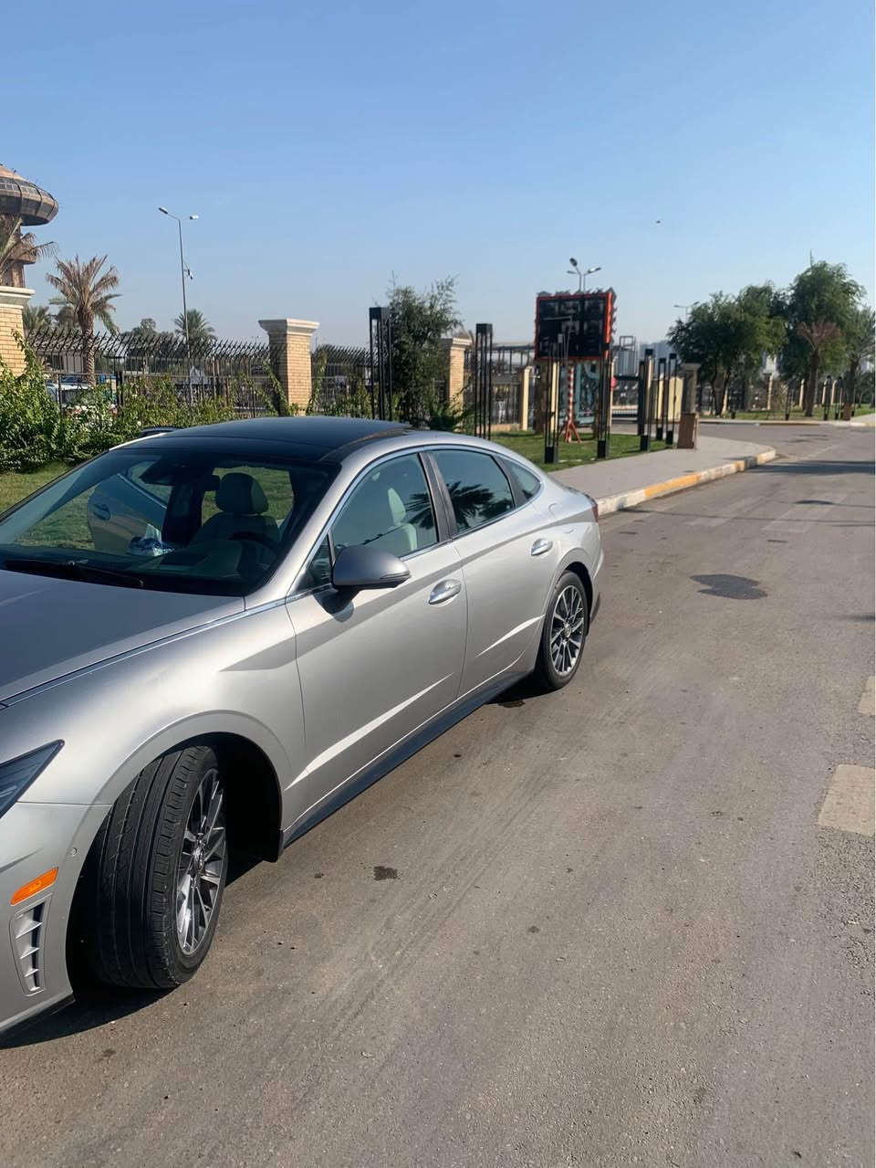 للبيع: سوناتا 2020 Limited (ليمتد) – المواصفات الملكية 👑
العنوان: بغداد (المنصور / الدورة)
السعر: 185 ورقة (18,500$)
 سيارة "فول الفول" ونظافة وراحة، سوناتا 2020 ليمتد، وارد أمريكي، محرك 1600 تيربو (قوة وعزم واقتصاد). السيارة بيهة جاملغ وربع البنيد فقططط
، تشغيل بصمة وأبواب بصمة، 

مابيه كل نقص وجاهزة من كلشي.

أبرز المواصفات (ماكو شي ما بيها):
• التحكم بالريموت (Smart Park): السيارة تمشي وترجع (للأمام وللخلف) وأنت واگف بصفها بالريموت.
• رؤية وكاميرات: نظام كاميرات 360 درجة + كاميرات جانبية بالمرايا تشتغل وية الإشارة.
• الداخلية والراحة: جلد "أوف وايت" ملكي، الكراسي (كهرباء + تدفئة + تبريد + ميموري خزن).
• الداتا شو (HUD): عرض السرعة والمعلومات على الجامة الأمامية.
• الإنارة: دشبول إنارة محيطية 64 لون متغيرة + لايتات زينون أوتو Full LED.
• الرفاهية: سقف بانوراما، ستيرن تدفئة، شاحن وايرليس للهاتف.
• النظام الصوتي: سيستم Bose الأصلي بـ 14 سماعة.
• الجنطة الذكية: تفتح وحدها بس توگف يمها.
• الأمان الذكي: رادار تصادم وتوقف فوري + نظام Auto Hold + حساسات كاملة + هاندبريك بصمه .
• أنظمة القيادة: 4 مودات (Sport, Normal, Smart, Custom).
التفاصيل:
• السعر: 185 ورقة (بيها مجال بسيط للشراي المباشر).
• المكان: بغداد - المنصور / الدورة.
للاستفسار والمعاينة (اتصال أو واتساب):
📞 *********** بغداد, العراق
