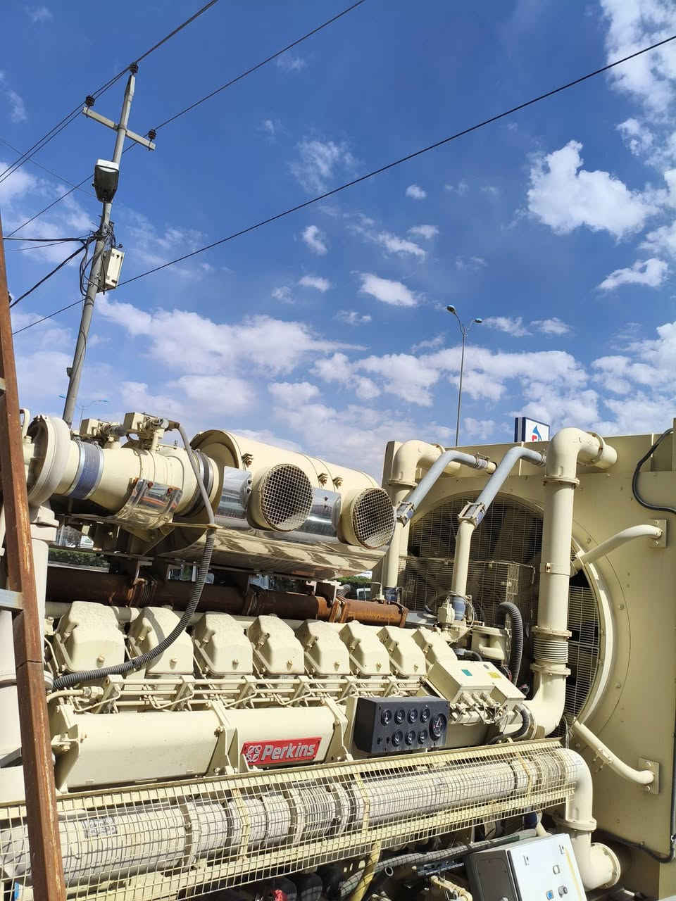 #مولدات 
مولد بيركنز 4016 / 16 سلندر  بريطاني اصلي UK 
مولده جديده استيراد أوربي مامشتغله بل عراق 
برغي ممفتوح منه شرط شغل والحمل 

📍التوليد 2500 KVA 
📍السعر خاص او اتصال بالرقم التالي 

العنوان أربيل الصناعة الجنوبية 
للاستفسار الاتصال+واتساب (***********)يوجد توصيل لجميع المحافظات (يوجد لدينا جميع انواع وأحجام المولدات)
