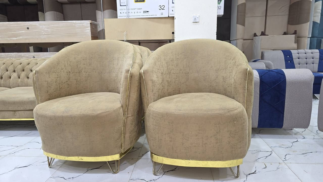 📢 عرض خاص: فخامة التركي بسعر البالة! 🛋️🇹🇷
يعلن مجمع الربيع للأثاث المنزلي عن توفر تخم "لقطة" يجمع بين التصميم الملكي والنظافة الفائقة:
 * الموديل: تركي (تشيسترفيلد) عصري، لون بيجي ملكي مطعم بإطار وقواعد ذهبية.
 * السعة: 10 مقاعد كاملة (جامبو).
 * الحالة: بالة درجة أولى، نظافة ممتازة جداً (نفس الصور تماماً).
 * التصميم: ظهر كابتوني يدوي مع أرجل ذهبية مودرن تضفي لمسة من الأناقة.
💰 السعر:
650,000 دينار فقط! (سعر تنافسي جداً مقارنة بالموديل والحجم).
📍 العنوان:
محافظة واسط - قضاء الصويرة
طريق (بغداد - صويرة) | مقابل محطة رضا الصالح الثانية.
بالقرب من مطعم هنداس (للمتوجهين نحو الصويرة).
📞 للاستفسار والحجز:
يرجى الاتصال على الرقم التالي:
***********
مجمع الربيع.. اختياركم الأول للأثاث الراقي والمتين.
