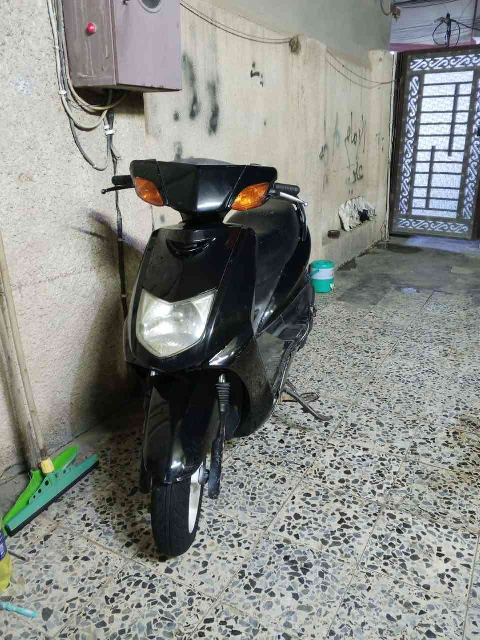 السلام عليكم بيع مستعجل 
سكنس نثيه 140 دراجه مكفوله من كلشي 
جديده وشوفت عينك لادخان لاتنقيص لاصوت كلجات جدد صالهن سبوع بيها ب 90 شادهن كابريتر جديده تايرات دراجه كامله ع اخر حبايه 
نقصه يده بريك امامي غيرها كلشي منقصها 
سعرها 350 
مكاني دوره حي الصحه :***********
