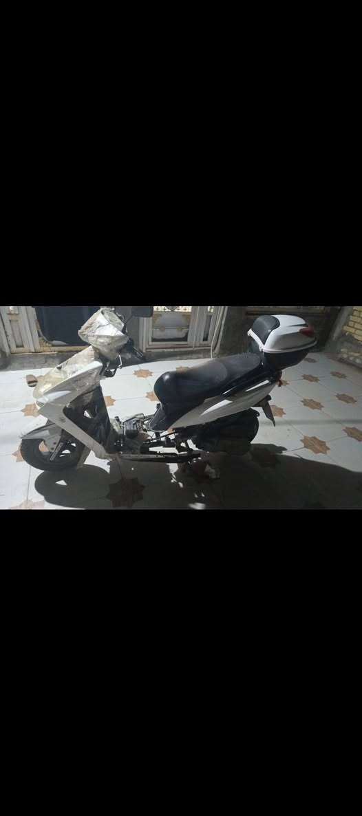 سلام عليكم دراجه سكنس تايوان صيني 2021 دراجه مرتبه محركها ما مفتوح جديد فقط جيبلها كفرات تطلع فول  اني فاصل ضفيرة الحساسات مخليها فقط هندر تشتغل  إلي يرغم بشرائها يتصل *********** ناصرية سوق الشيوخ ناحية العكيكه
سعرها 550وبيها مجال بسيط

