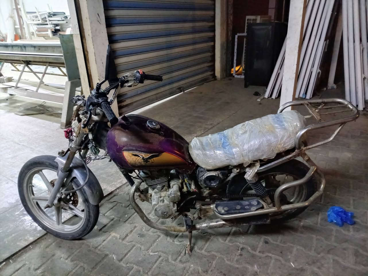 سلام عليكم شباب عندي هاذه لموطور ريد بيعا تاير خلفي جديد ما صارلي يومين شديته نكره صلف نشط فول دبلات لماميه رادلهن تبديل سعره 250 وبي مجال بصيط مكاني خالديه ***********
