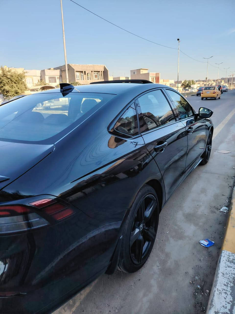 السلام عليكم هوندا اكورد هايبرد 2025 سبورت  L لون أسود طبت على كمرك جديد مرقمه كامله رقم بغداد
ماشيه 8 الف 
✨ المواصفات الخارجية
🔸 ليتات LED أمامي وخلفي
🔸 مرايا كهرباء 
🔸 سبويلر رياضي
🔸 دخول ذكي (Smart Entry)
 🔹 محرك 2.0 هايبرد
🔹 نظام تشغيل بالبصمه
🔹 Apple CarPlay Android Auto
🔹 شحن لاسلكي
  🔸 كاميرا خلفية متعددة الزوايا
🔸 رادار أمامي (مثبت سرعة ذكي)
🔸 تحذير تصادم + فرملة طوارئ
🔸 الحفاظ على المسار
🔸 Blind Spot (تحذير النقطة العمياء)
🔸 Cross Traffic (تنبيه حركة خلفية)  
  🔹 Auto Stop (إطفاء وتشغيل المحرك)  
🔹 فرامل إلكترونية
🔹 Drive Modes (Normal / Sport / Econ)  

 
  تجي قطعتين تبريد 
باقي المواصفات معروفة
 
السيارة حادثها بالداعامية  راجعه الاصليه بدون نقطه صبغ السياره بس بارد بلبنيد مأشر بالون الاحمر في الصوره 
 بدون ايرباك
السعر215 صايره عليه اكثر من هذا السعر وحق رسول الله
 العنوان بغداد حي الجهاد
السلام عليكم هوندا اكورد هايبرد 2025 سبورت  L لون أسود طبت على كمرك جديد مرقمه كامله رقم بغداد


**إذا كنت صاحب هذا الإعلان وتريد حذفه لأي سبب، رجاءا أرسل رسالة إلى الدعم الفني**