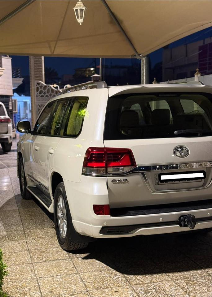 ﷽
السلام عليكم 
للبيع
تـويـوتـا لاندکروزر مــــوديل 2016 بريم اصل 
سيارة كلش نظيفة ومابيها اي نقص جاهزة من جميع النواحي وبالعافية ع تكون من نصيبه 

________👇🏻المـواصـفـات👇🏻_____________

رقم بغداد  بأسمي شخصياً 
 بــصمة تـشغيل
 فــتحة في الـسقف
 دفـع ربــــاعي 4WD
 ثلاجة 
 شـــاشة
 كاميرا 
 عدد 3 صفات 
 حساسات أمامية و خلفية 
 مـثبت سـرعه
 مانع انزلاق 
 تـحكم كامل فـي الـمقود
 اشاير فـي الـمرايا 
 اطارات جديدة 
 مـحرك و كـير ورباعي و صالة  تـمام الـتمام
 الـسياره بحـالة ممـتازه جـداً  
 لا يوجد بها اي عيوب 
(ملاحضة ) 
السياره عليه سيرفس كامل من نوزلات ومجاول 
و جك وبلكات وغرف احتراق ودكشن وحساسات  ودهن وفلتر من جميع النواحي وحداديه 
السيارة نظيفة بمعني الكلمه محرك كير حداديه كرهبائيات كله بشرط سياره مابيه اي نقص يذكر 

لاستفسار الاتصال 
السعر. (.اتصل وبيك خير ودلل.)‏
 ( ***********) واتساب 
تحياتي لجميع 🌹 🌸
