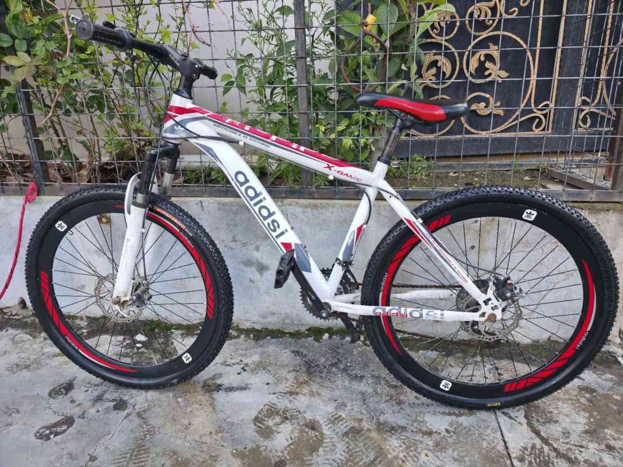 ئەم پاسکیلە بۆ فرۆشتن قیاسی 26 ییە 
شەریەکەیadidas
 زۆر تازەو جوانە حسابکە لۆکە 7 گێڕە گێڕی مەزبوتە  ئیستۆپی دیسکە ماشەی دەبڵە تایەی تازەیە هەموو گیانی بەشەرت 
سلێمانی بەکرەجۆ   گەیاندنم نیە 
***********
***********
