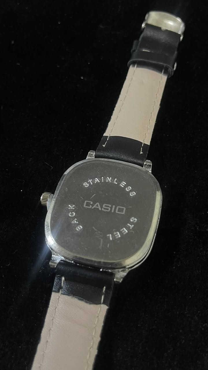 ️ ساعة CASIO بتصميم كلاسيكي مميز 💚

إذا تدور على ساعة مختلفة وتلفت النظر، هاي الساعة بمينه أخضر أنيق ولمعة راقية ويا سير جلد أسود مريحة وأنيقة بنفس الوقت.

✨ تصميم مربع عصري
✨ عرض التاريخ
✨ لون مميز يناسب كل الأوقات
✨ خفيفة وعملية للاستخدام اليومي

💚 فخامة اللون الأخضر ويا الأسود تعطيها هيبة خاصة، وتناسب الكاجوال والرسمي.

📩 للحجز والاستفسار راسلنا خاص، والكمية محدودة. 🔥⌚
***********
