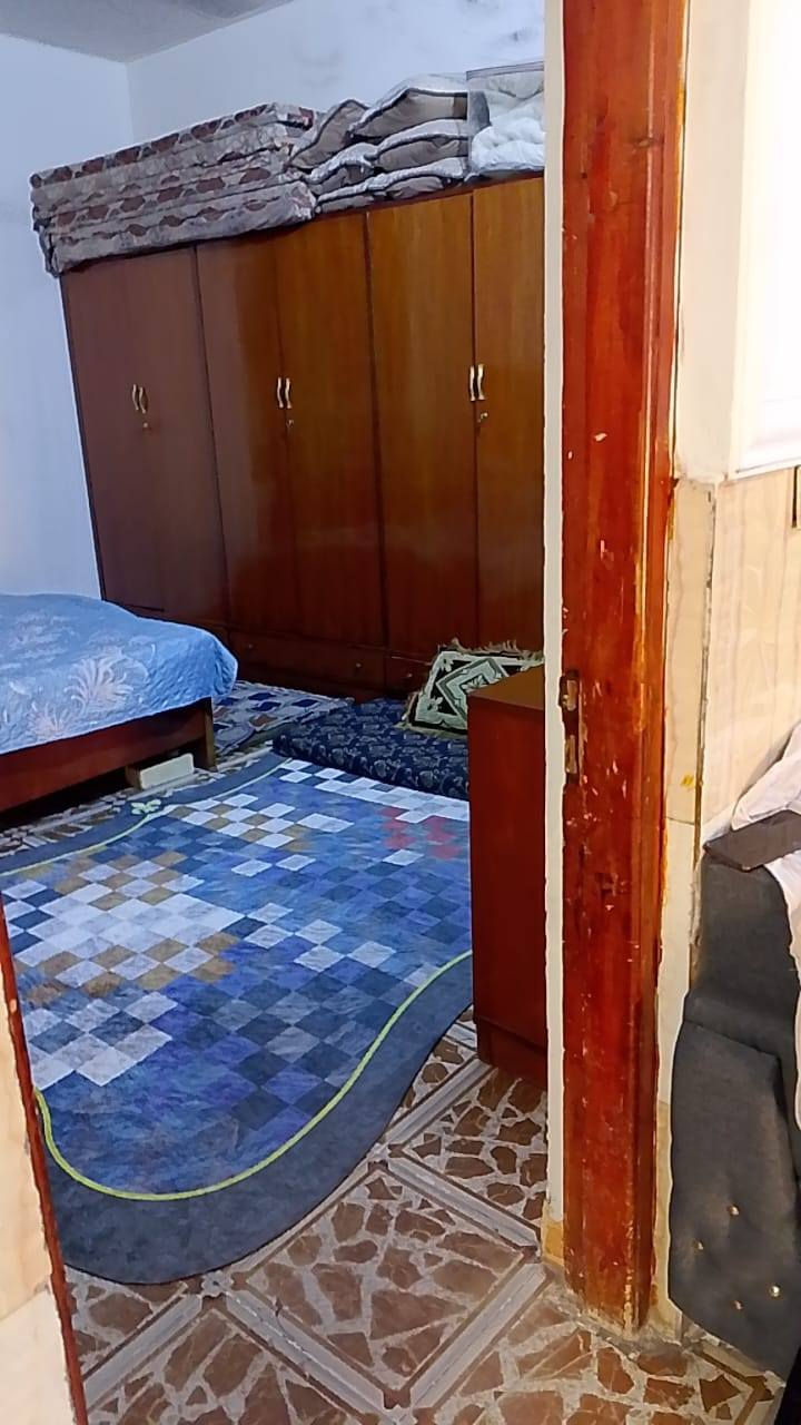 السلام عليكم بيت للبيع مساحته 150 بالجولان يم جامع سراج المنير. متكون من غرفه وصاله ومطبخ واستقبال ومناور اثنين + صحيات وبيتونه زغيره سعر(70) وبيه مجال رقم تلفون (***********)
