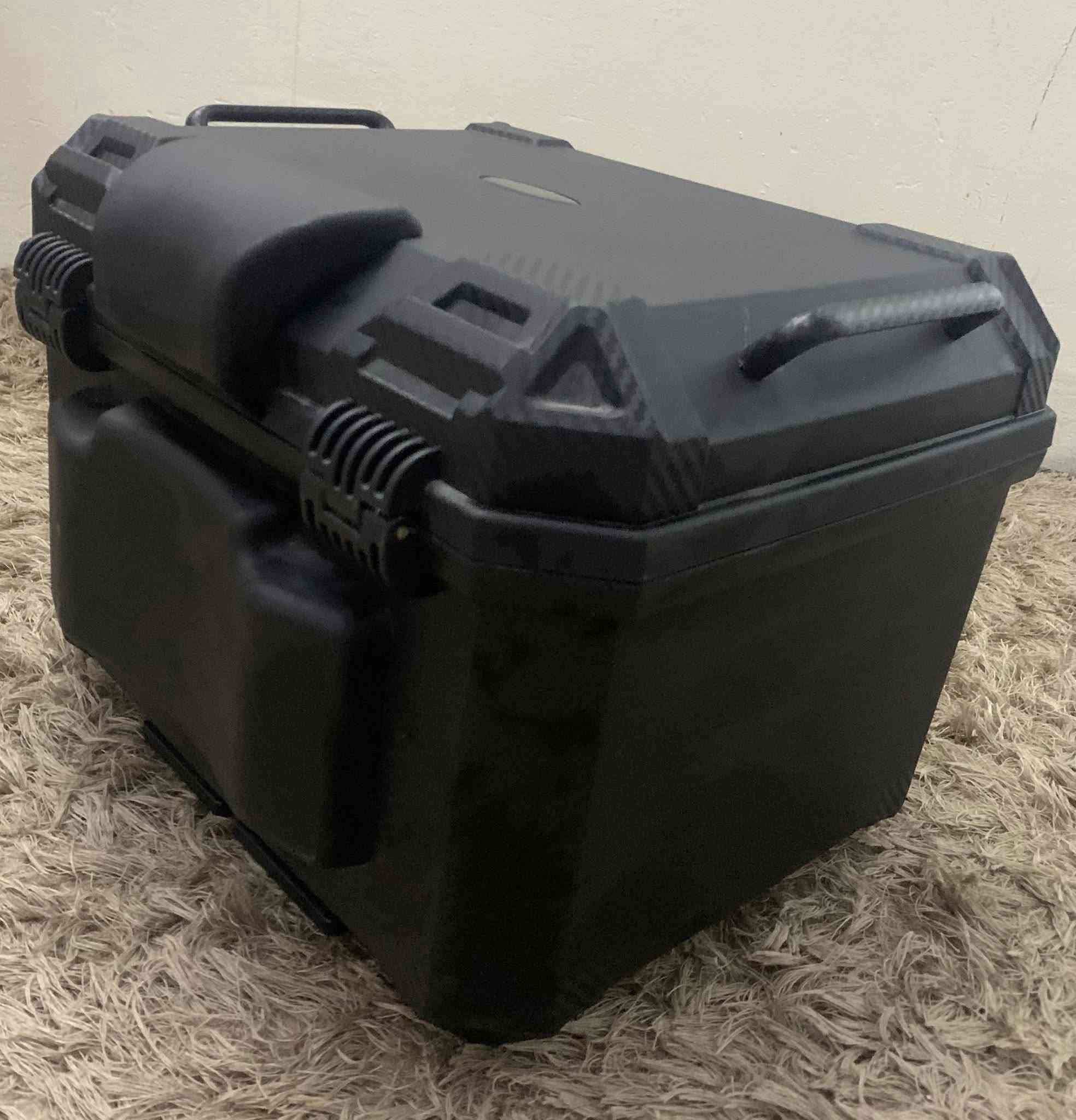 اغراض دراجة
خوذة نظيفة بس بيها شخط مثل ماموضح بالصورة 
صندوق GS وسط نظيف 
سيباية بريز طويلة نظيفة 
هورن سيدان هو وكتف كامل بس شد 
لايت زنون ابو مروحة 8500W 
جامة امامية نظيفة ABK 
بغداد البلديات 
متواجد واتساب ***********
