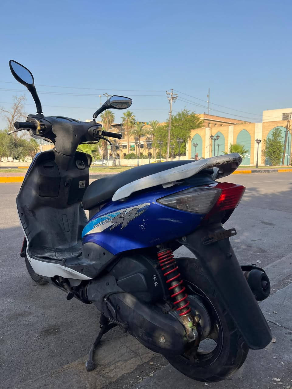 دراجه سكنس نثيه ياماها دراجه بلاديه نكره سلف بكل وقت شلعه ومعدل قويه مكينه خرسه كلش ناعمه بلاديه قفل ستيرن قفل جنطه كيجات لايت عالي ناصي اشاير هورن كله شغال اي نقص ما بيها فقط تريشه وحده نقص الباقي كله كامل . دراجه مكفوله رايدها ب550 وبيها مجال
مكاني بغداد الأعظمية 
***********
