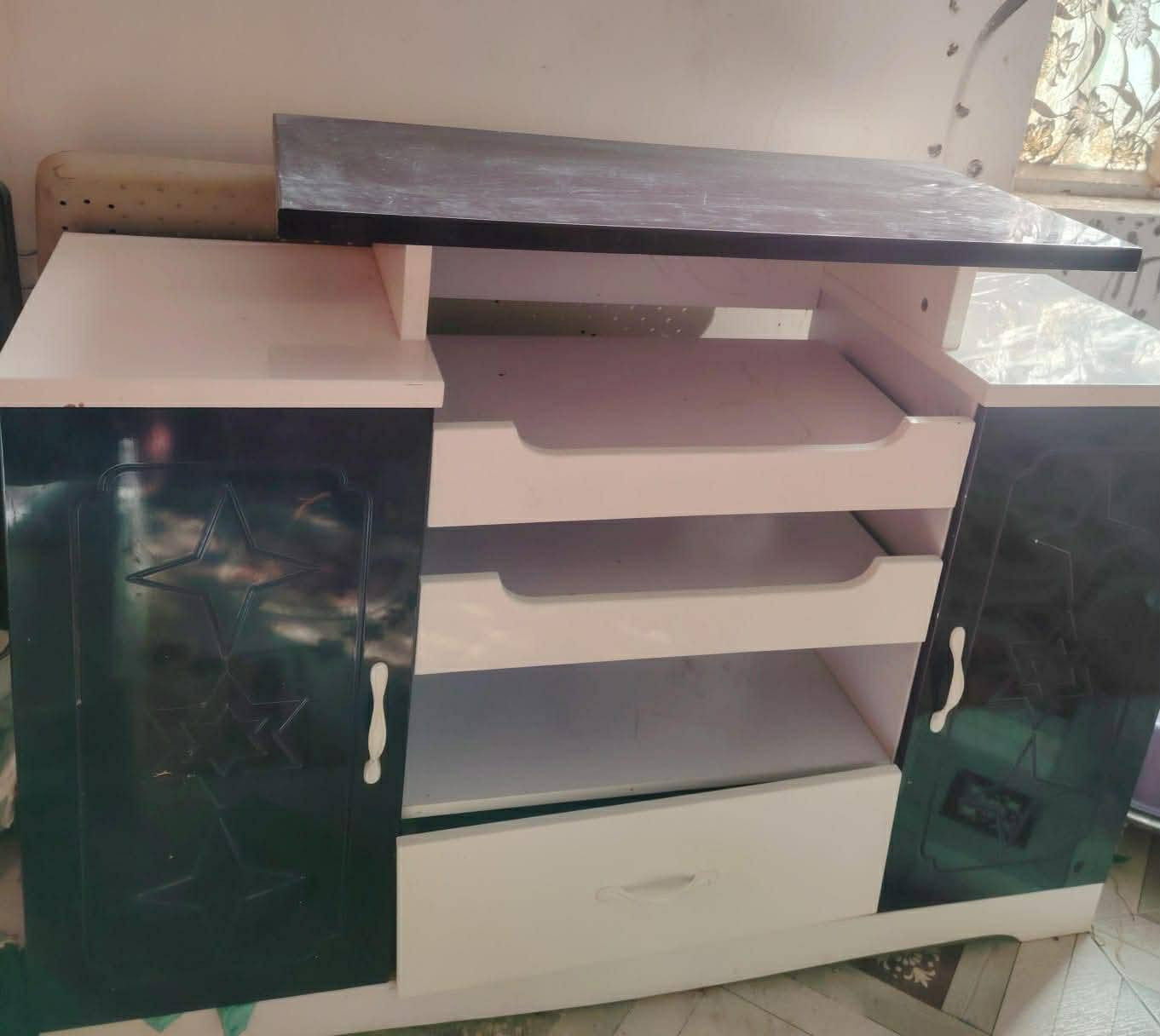 سلام عليكم اثات بيت البيع سنك كاونتر السعر ٢٠٠ الف غرفه خشاب كامله نظيفه السعر ٤٥٠ تخم قنفات ١٠ مقاعد السعر ٥٠٠ مكاني الرفاعي المصيفي *********** نتصل
