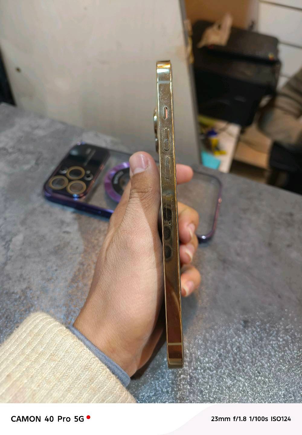 ايفون 13برو ماكس جهاز نظيف نظيف لون ذهبي بيع  مستعجل بطاريه... 84٪ما مفتوح ابد شرط الفحص وبيه مجال سعره... 