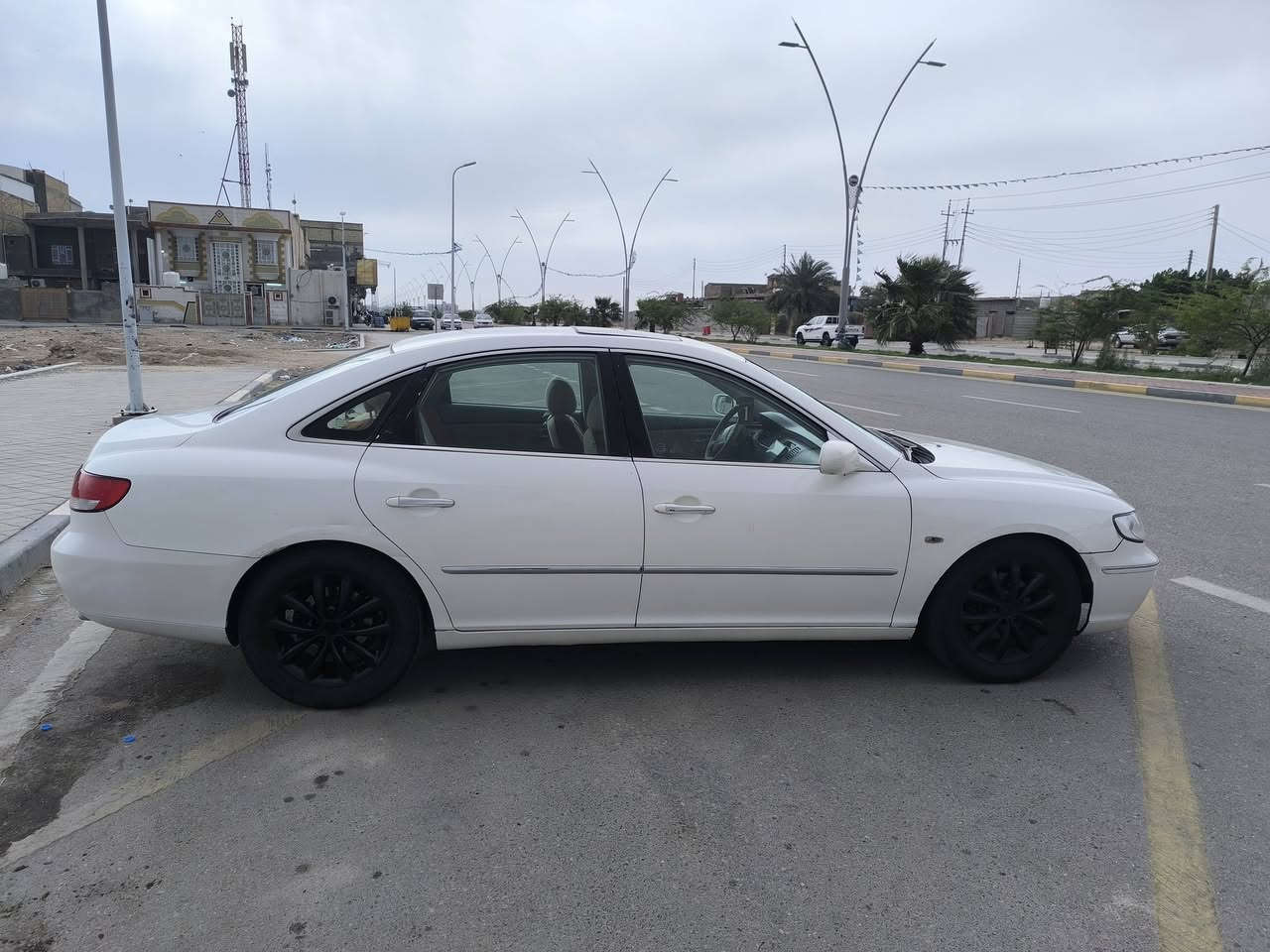 أزيرة خليجي فول مواصفات  خليجي كفالة عامة من الحادث والصبغ والمحرك والگير محرك (3.300) مامفتوح طخم تاير حدادة جديدة تبريد ممتاز منظومة زنون عالي ناصي اصلي رقم دولي جديد بأسمي تحويل مباشر موديل(2006) بيع او مراوس البصرة متواجد واتساب (***********) السعر (95)
