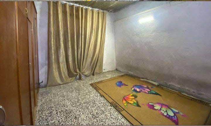 السلام عليكم بيت شجير مقابل ابيوت الطابو مساحة 180 متر الامين سكينه شارع المدارس صاير على التبليط بيه البناء الارضي غرفة واحدة استقبال ومطبخ وتواليت خارجيه السكف مالته صب وكراج  سيارة  اما الفوك بيه غرفة واحدة فقط السكف مالته  سندويج وبيتونه السعر 50 مليون بيه ورقة من البلديه استفسار ***********
