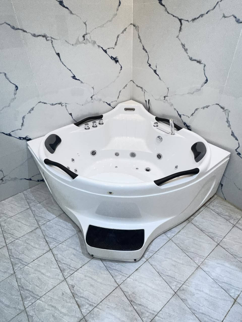 بانيو جديد مستخدم استعمال واحد للبيع مساج نافورات بلوتوث اضوية  ***********
