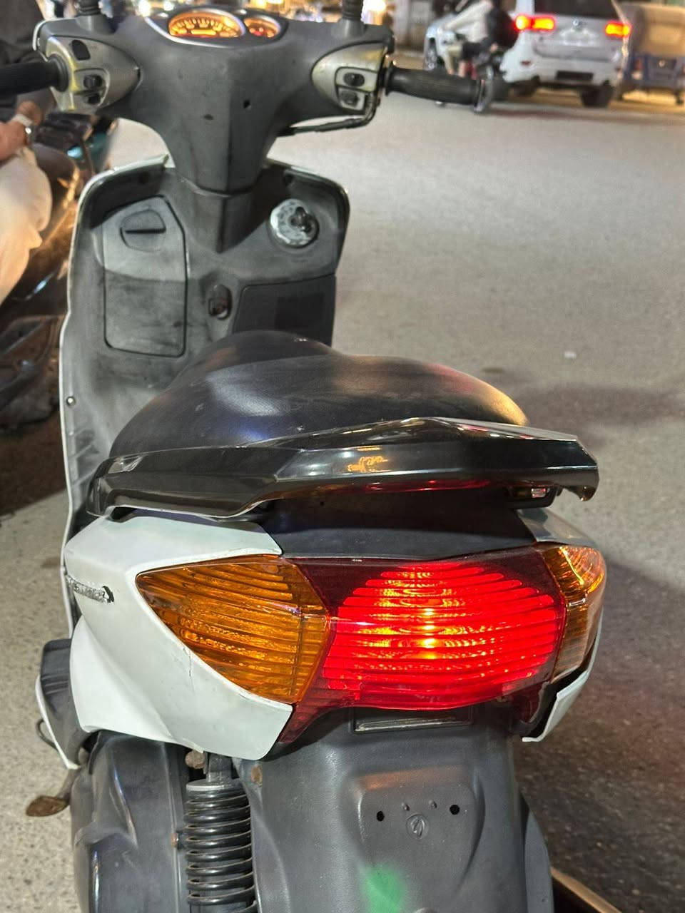 السلام عليكم(مكلف بلنشر 
سكنس موديل (2008) لون ابيض 
دراجه نظيفه ومرتبه مثل ما موضح بصور
مكاني : شعب حي البساتين 
رقم تلفون : ***********
سعر : 650 بيها مجال للشراي
