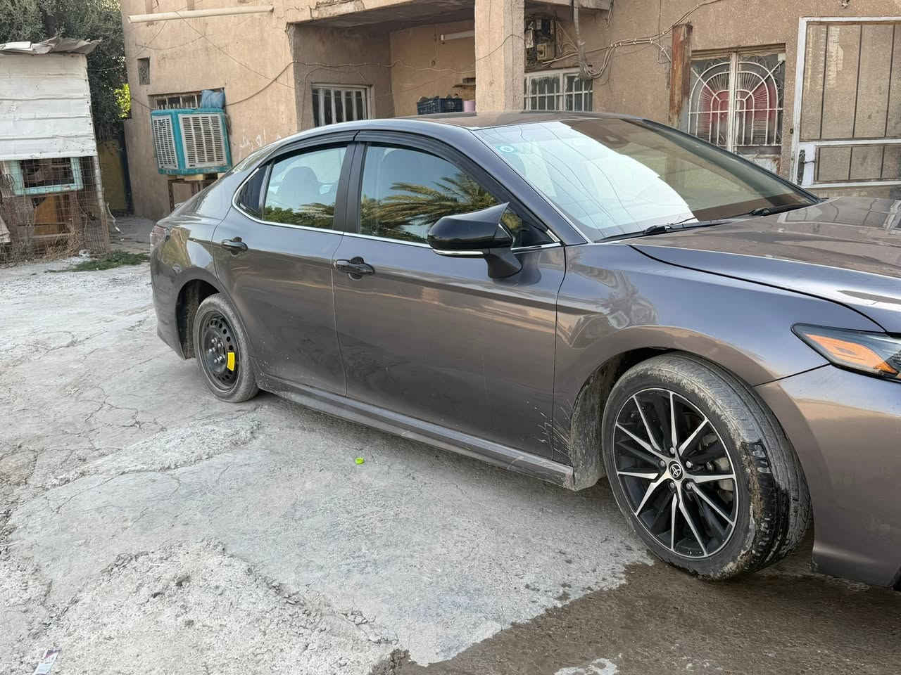 السلام وعليكم سيارة كاميري موديل 23 موصفات SE سياره بيها داعميه صبغ امامي بيها ربع باب خلفي سياره ماشيه 85كيلو هايبرد بانزين سعر 190بيها مجال بسيط جداً عنوان بغداد الغزالية ***********
