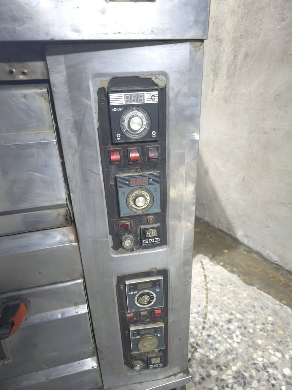 السلام عليكم / فرن لبيع يشتغل كهرباء و غاز/المكان بغداد البلديات
***********
