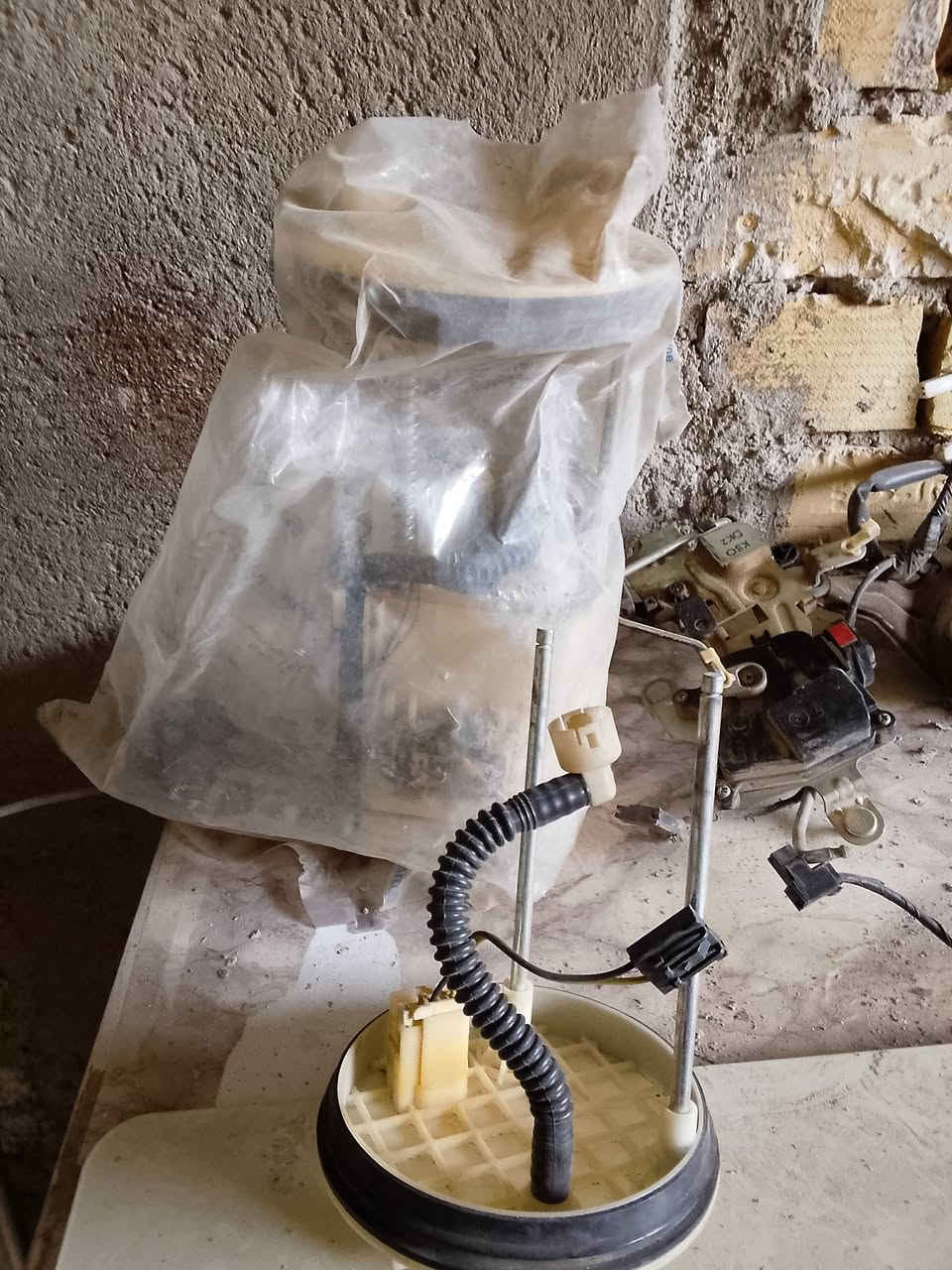 السلام عليكم توجد ادوات ستاريكس موديل 2009 + يوجد كشنات أصليه 4 متحرك + 4 أطارات +بطانه الجنطة الخلفيه + بنزات مكاني بغداد حي ألامين الثانيه ***********
